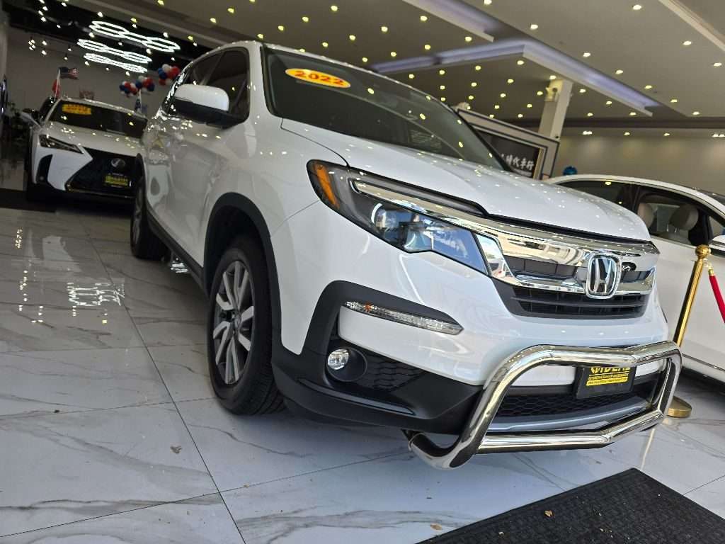 Pre-owned Honda SUV at Ideal Auto Bensonhurst, a leading car dealership in Brooklyn.